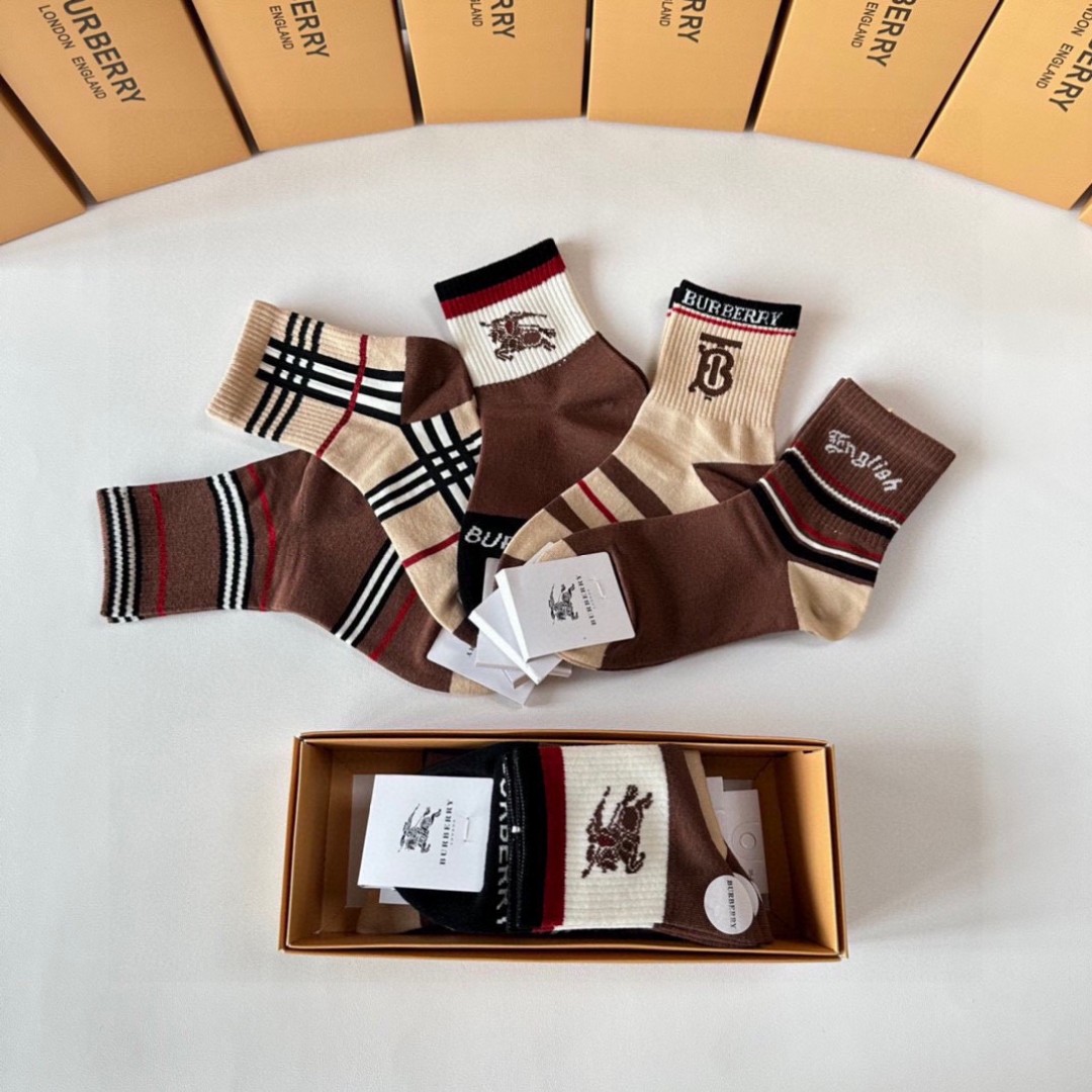 💛配专柜包装
Burberry （巴宝莉）新款中长筒堆堆袜袜子！一盒五双，专柜同步筒袜袜子，💛大牌出街，