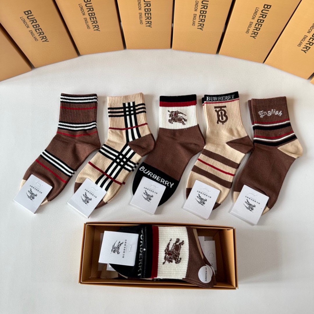 💛配专柜包装
Burberry （巴宝莉）新款中长筒堆堆袜袜子！一盒五双，专柜同步筒袜袜子，💛大牌出街，