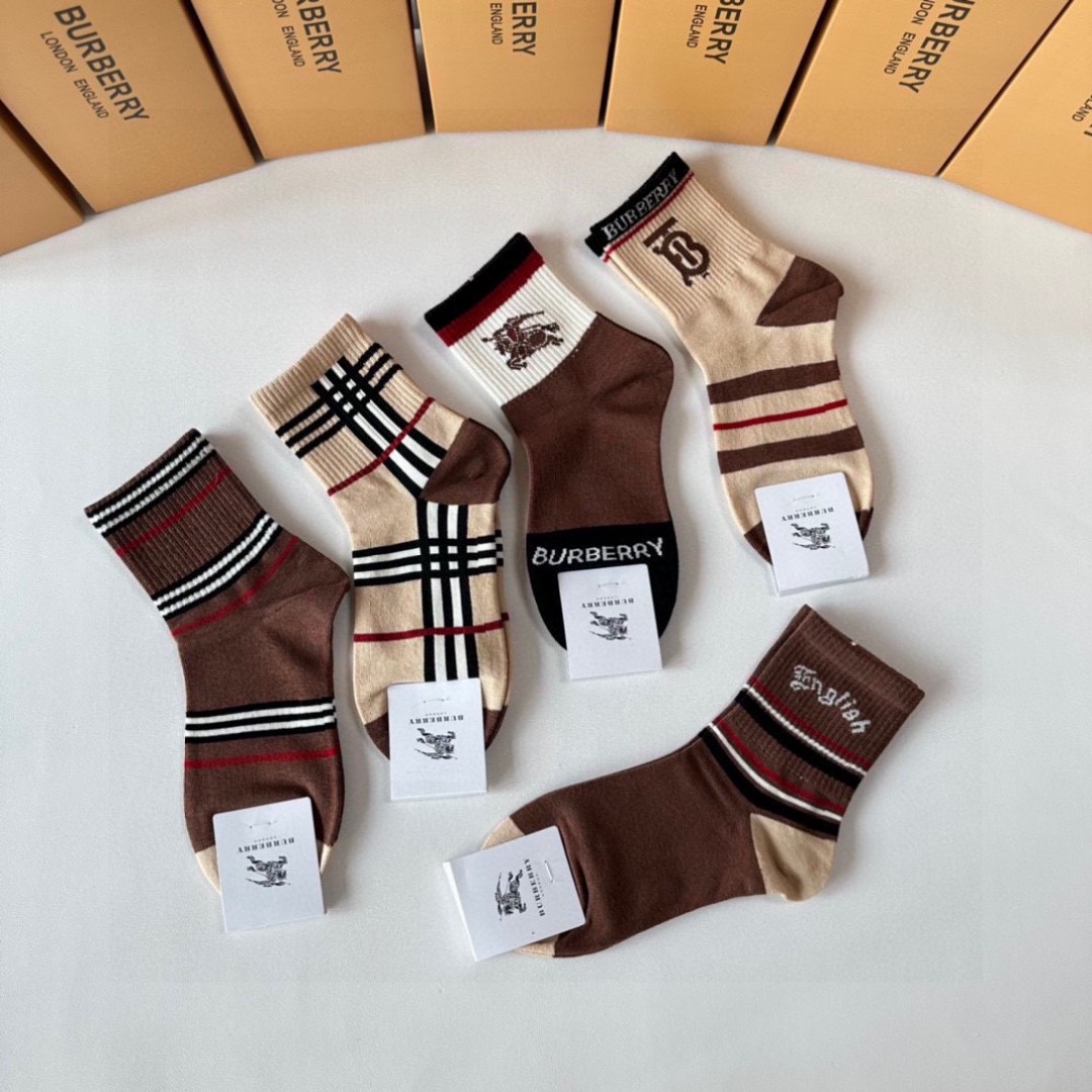 💛配专柜包装
Burberry （巴宝莉）新款中长筒堆堆袜袜子！一盒五双，专柜同步筒袜袜子，💛大牌出街，