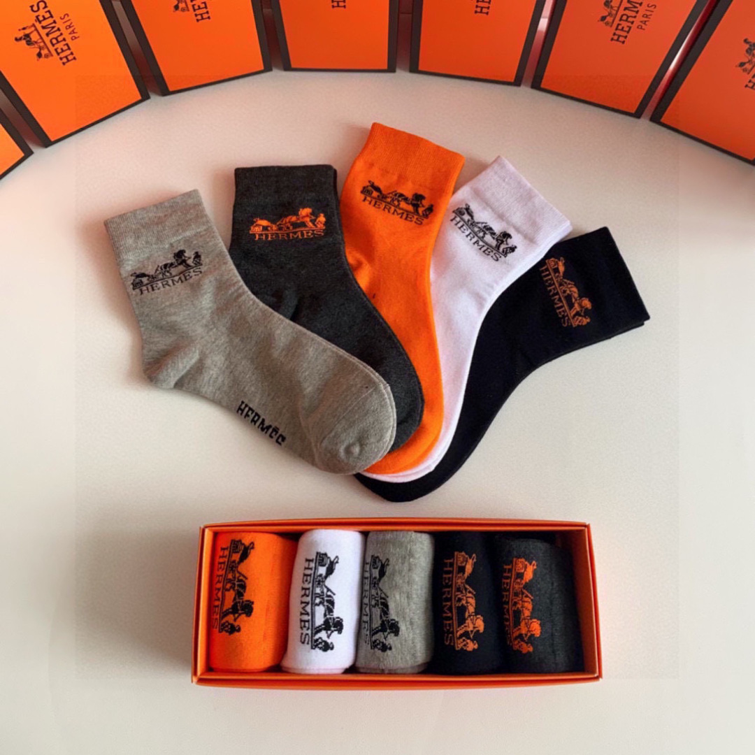  💛配包装
HERMES （爱马仕）新款经典中长款堆堆袜袜子！一盒五双， 专柜同步筒袜袜子，💛大牌出街，