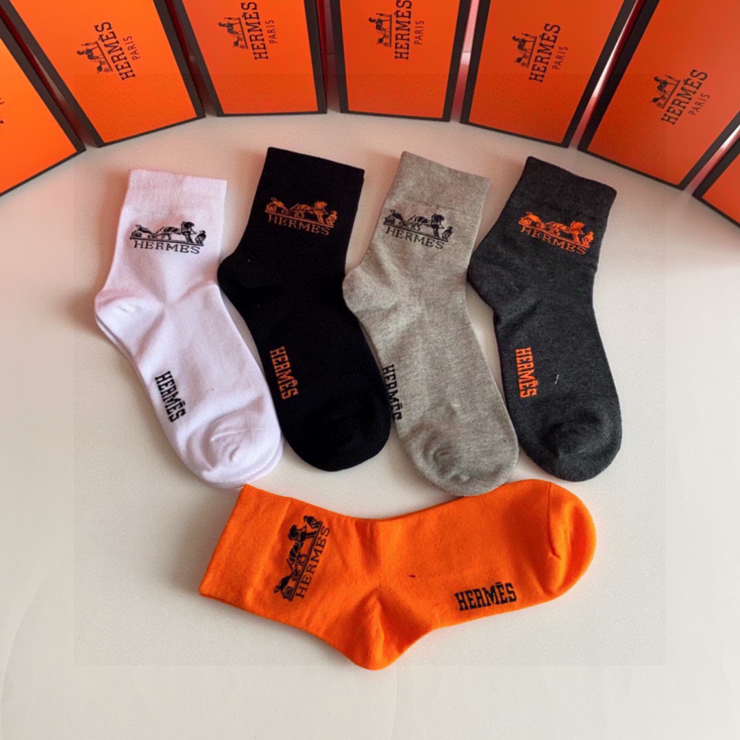  💛配包装
HERMES （爱马仕）新款经典中长款堆堆袜袜子！一盒五双， 专柜同步筒袜袜子，💛大牌出街，