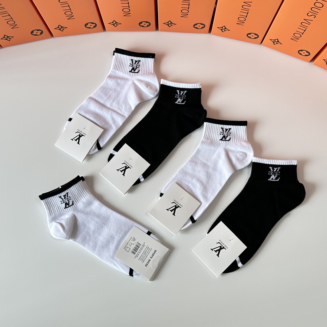 💛配包装
LV（路易威登）新款经典中短袜堆堆袜袜子！一盒五双， 专柜同步筒袜袜子，💛大牌出街，潮人必备。