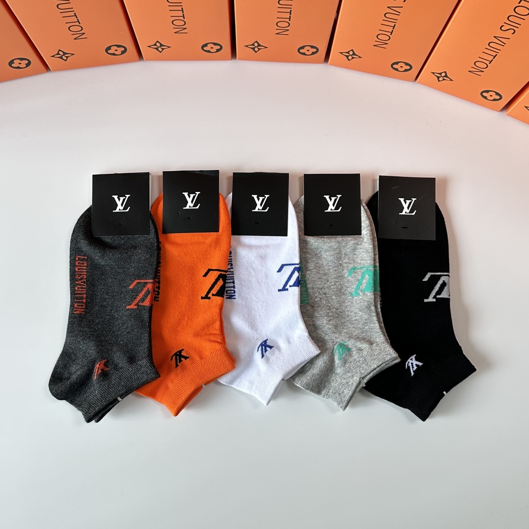 💛配包装
LV（路易威登）新款经典中短袜堆堆袜袜子！一盒五双， 专柜同步筒袜袜子，💛大牌出街，潮人必备。
