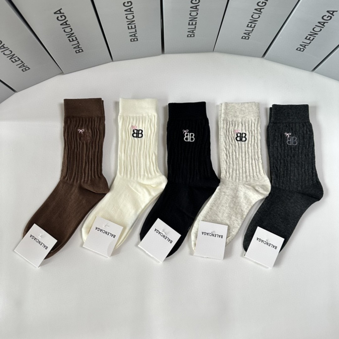  💛配专柜包装
Balenciaga（巴黎世家）新款刺绣中长筒堆堆袜袜子！一盒五双，专柜同步筒袜袜子，💛