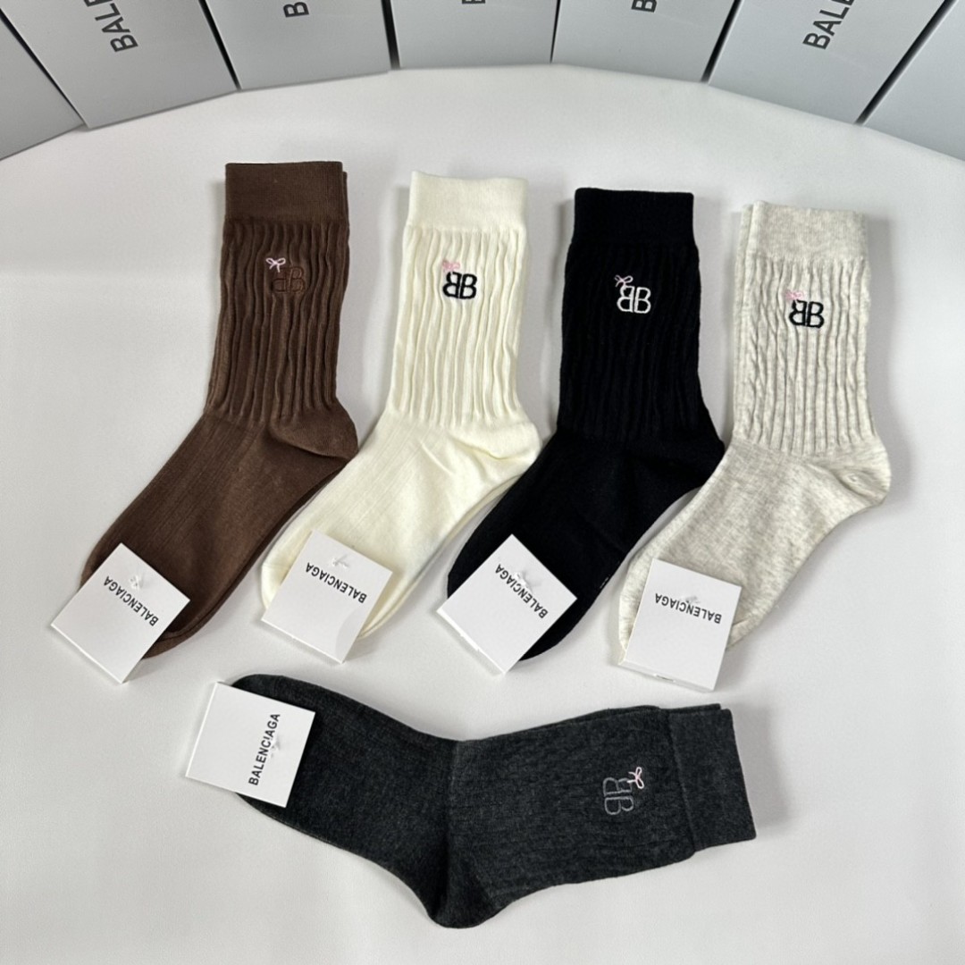  💛配专柜包装
Balenciaga（巴黎世家）新款刺绣中长筒堆堆袜袜子！一盒五双，专柜同步筒袜袜子，💛
