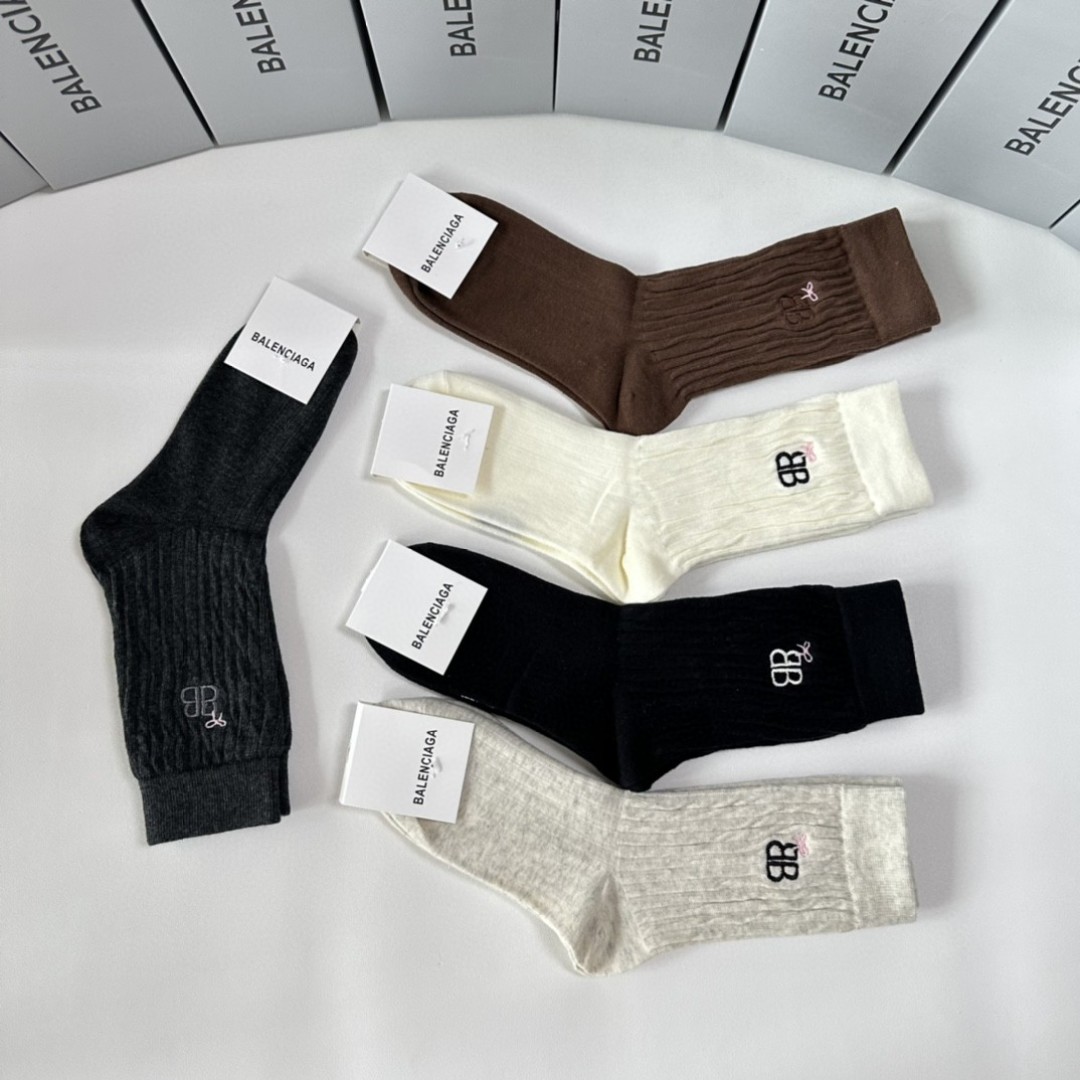  💛配专柜包装
Balenciaga（巴黎世家）新款刺绣中长筒堆堆袜袜子！一盒五双，专柜同步筒袜袜子，💛