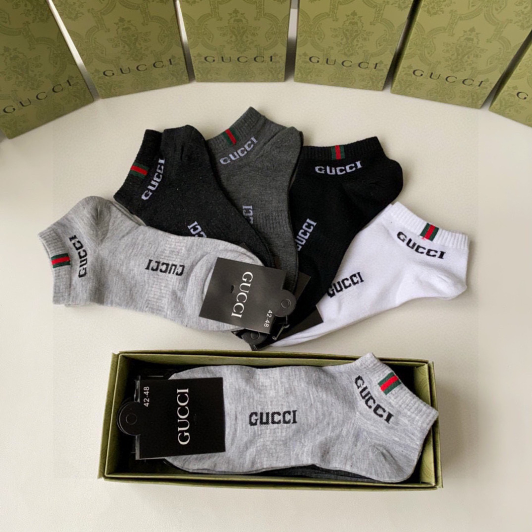 💛配专柜包装
Gucci（古驰）新款中短款堆堆袜袜子！一盒五双，专柜同步筒袜袜子，💛大牌出街，潮人必备。