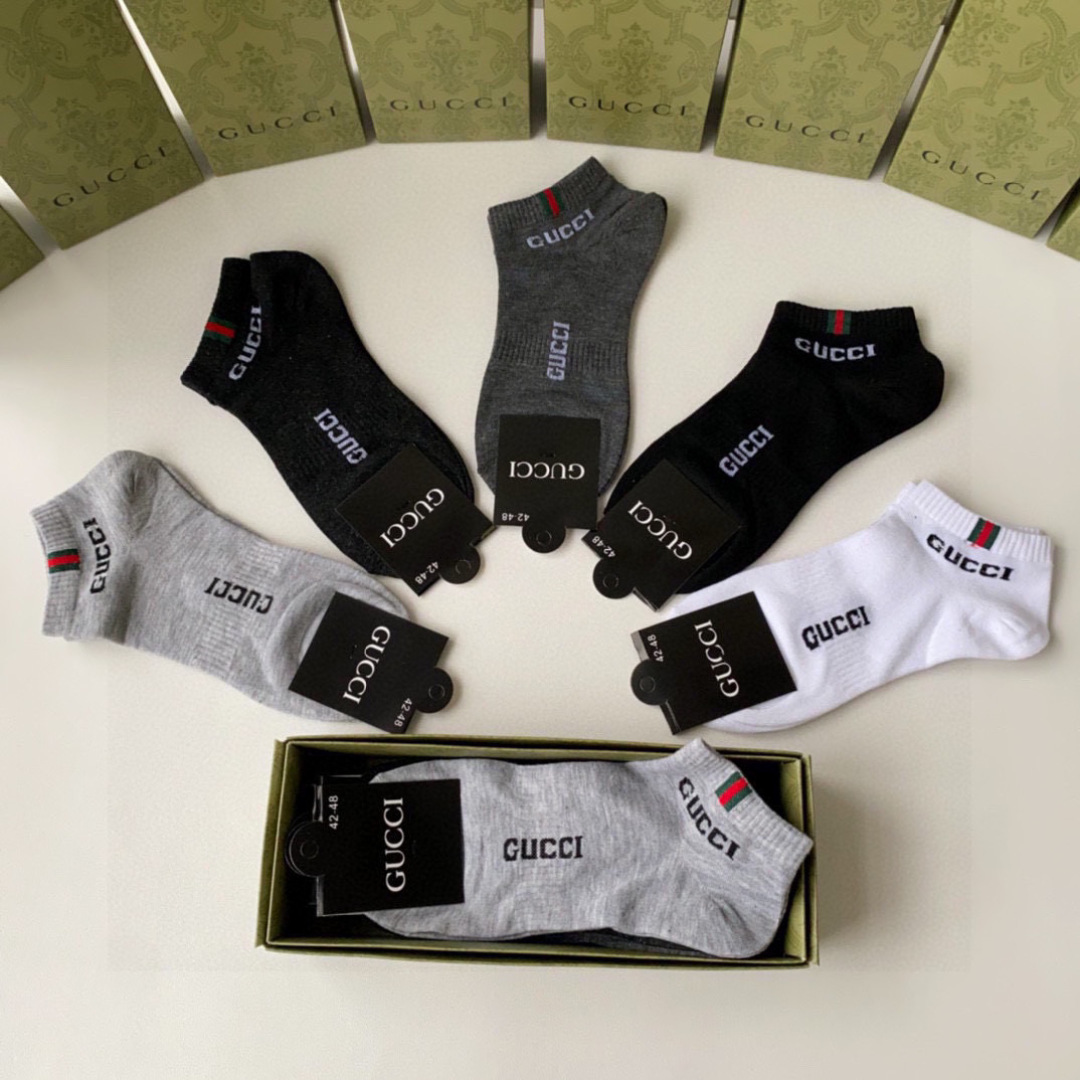 💛配专柜包装
Gucci（古驰）新款中短款堆堆袜袜子！一盒五双，专柜同步筒袜袜子，💛大牌出街，潮人必备。