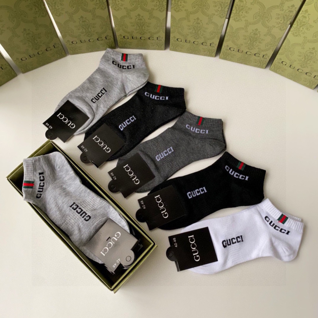 💛配专柜包装
Gucci（古驰）新款中短款堆堆袜袜子！一盒五双，专柜同步筒袜袜子，💛大牌出街，潮人必备。