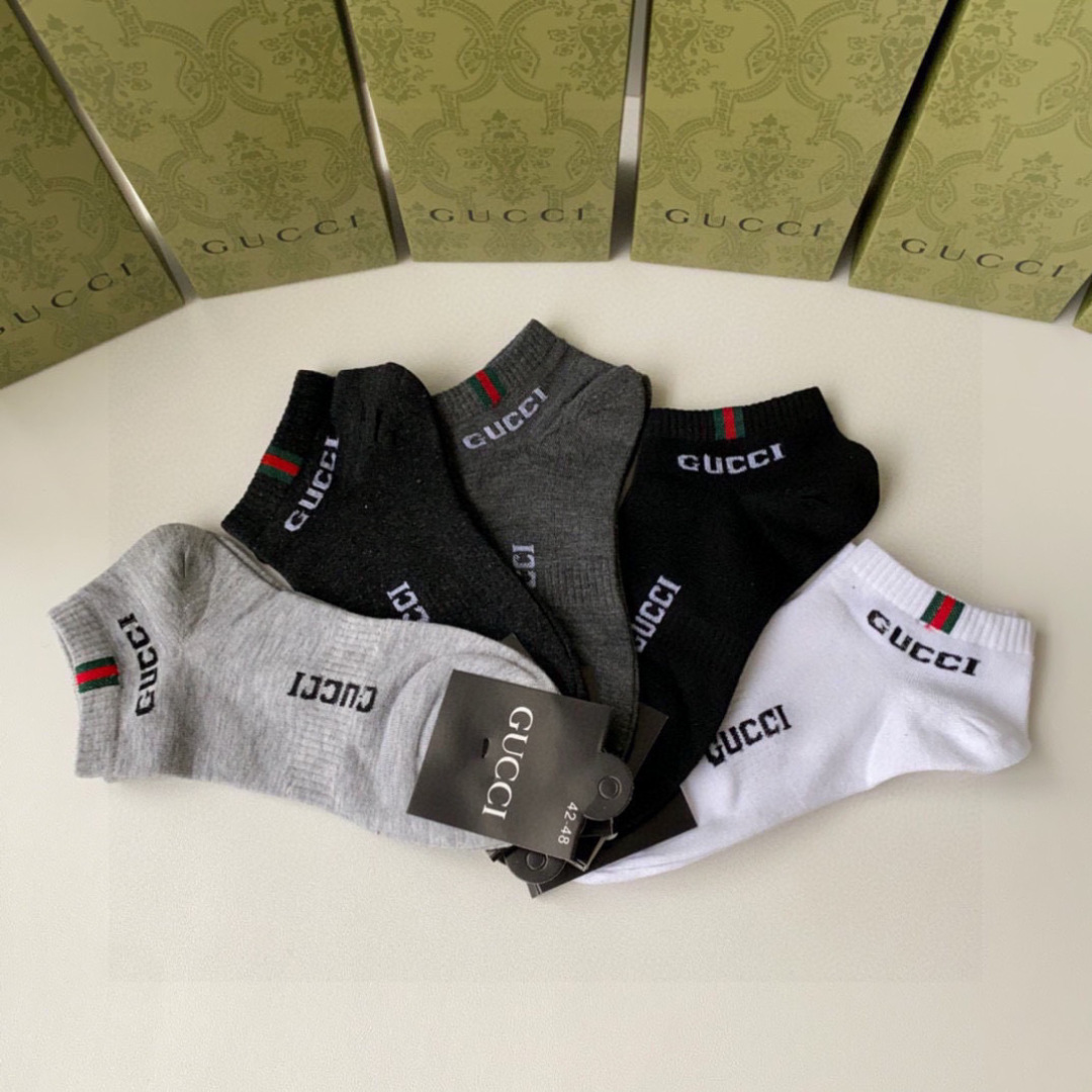 💛配专柜包装
Gucci（古驰）新款中短款堆堆袜袜子！一盒五双，专柜同步筒袜袜子，💛大牌出街，潮人必备。