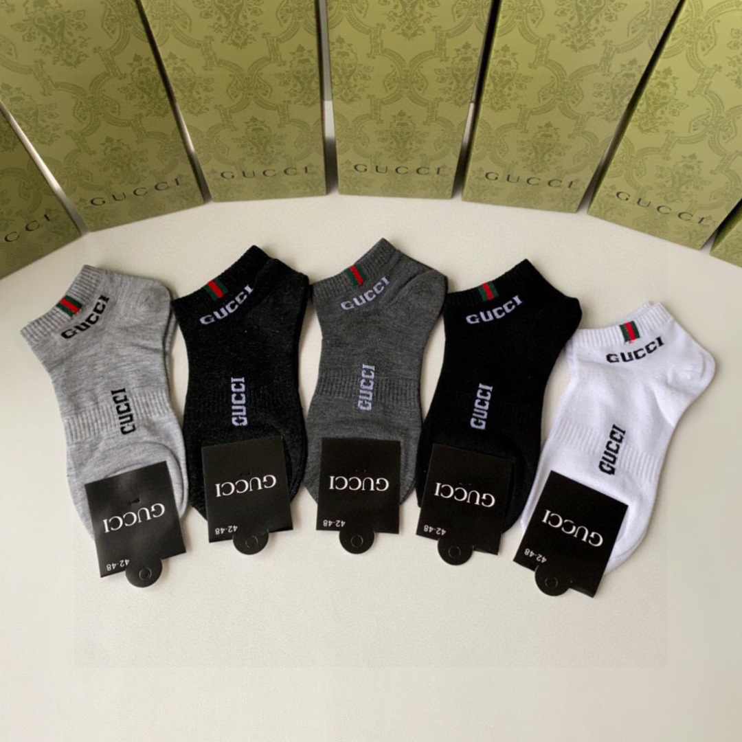 💛配专柜包装
Gucci（古驰）新款中短款堆堆袜袜子！一盒五双，专柜同步筒袜袜子，💛大牌出街，潮人必备。