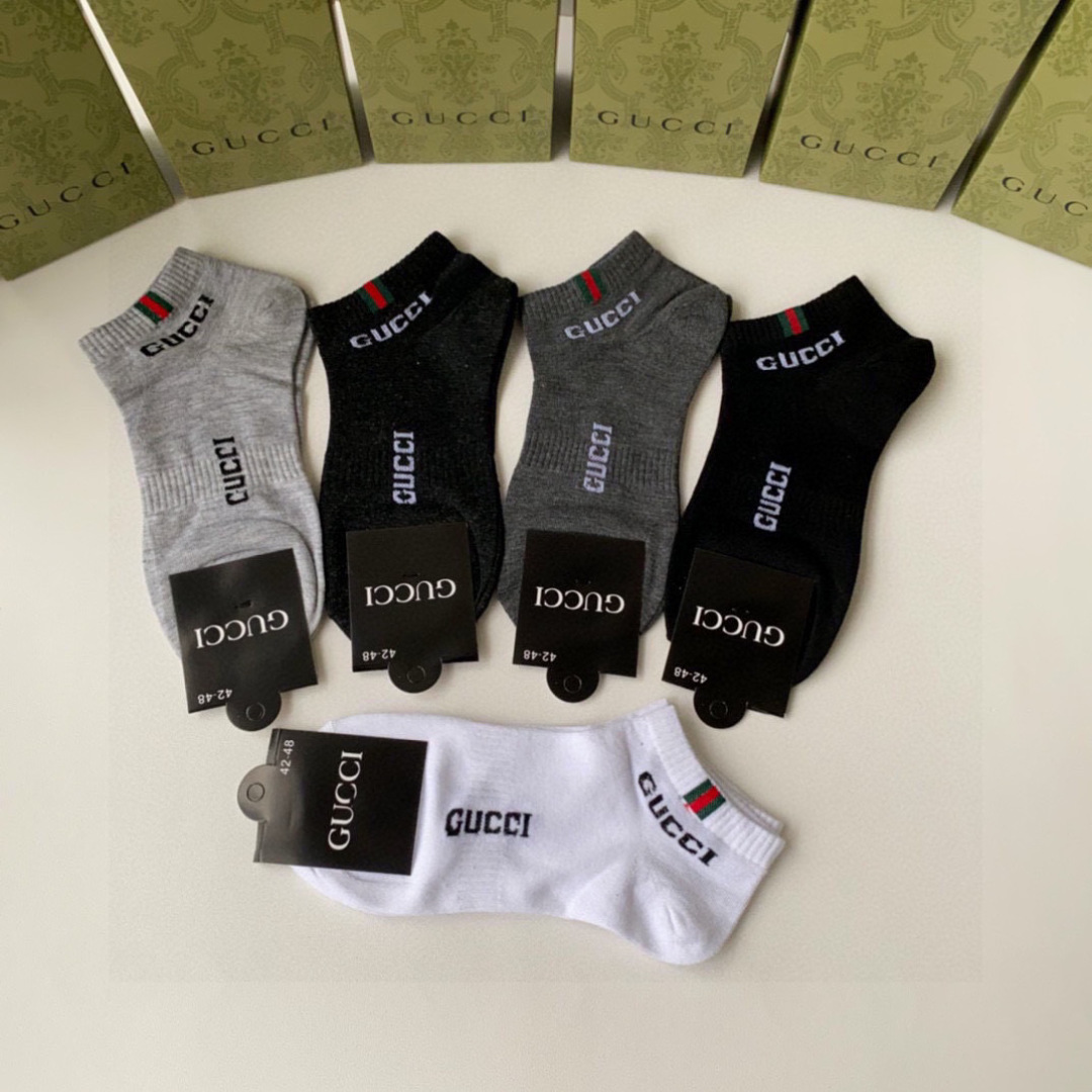 💛配专柜包装
Gucci（古驰）新款中短款堆堆袜袜子！一盒五双，专柜同步筒袜袜子，💛大牌出街，潮人必备。
