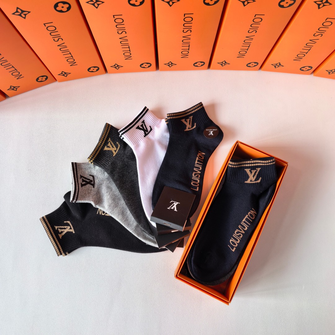  💛配包装
LV（路易威登）新款经典中短款堆堆袜袜子！一盒五双， 专柜同步筒款袜子，💛大牌出街，潮人必备