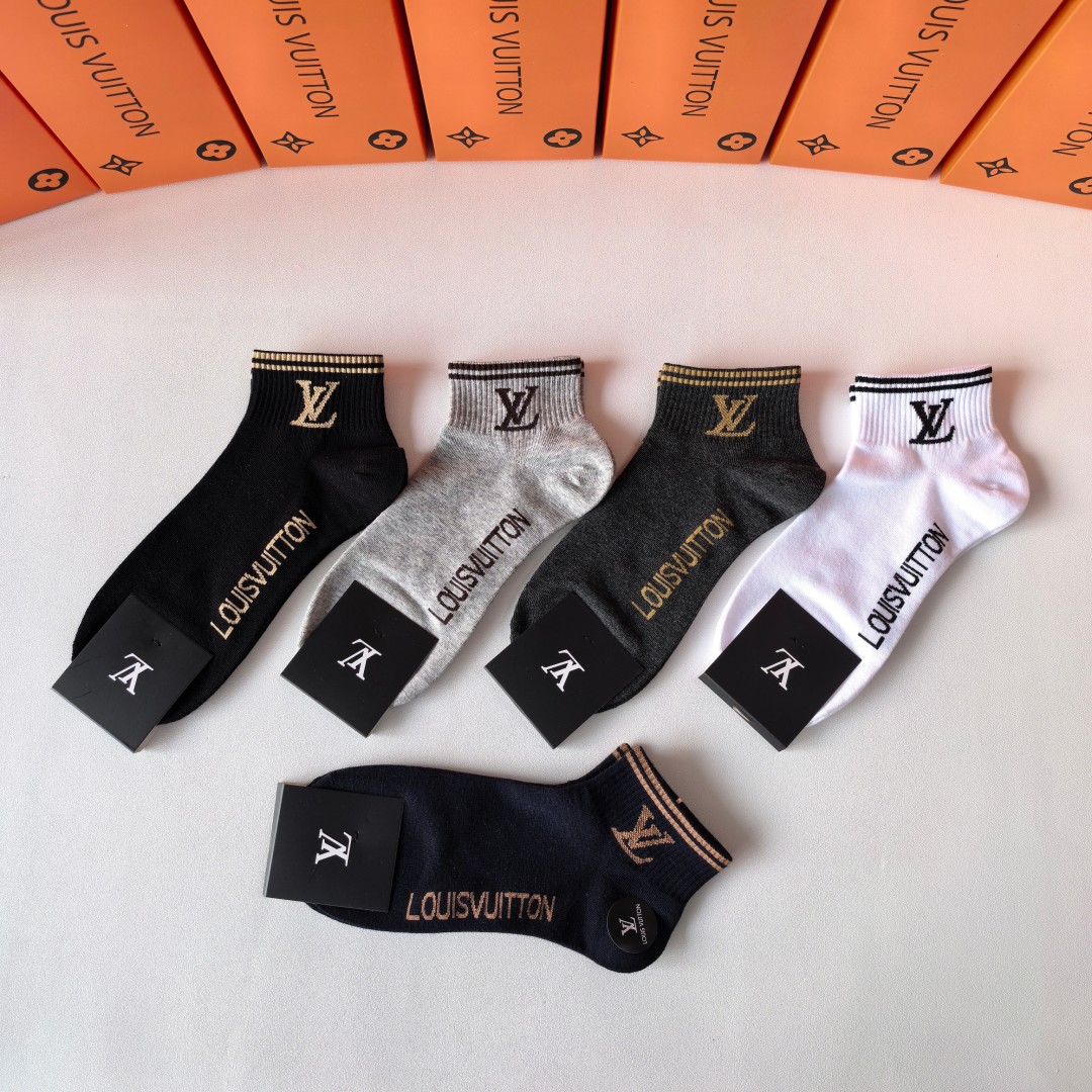  💛配包装
LV（路易威登）新款经典中短款堆堆袜袜子！一盒五双， 专柜同步筒款袜子，💛大牌出街，潮人必备