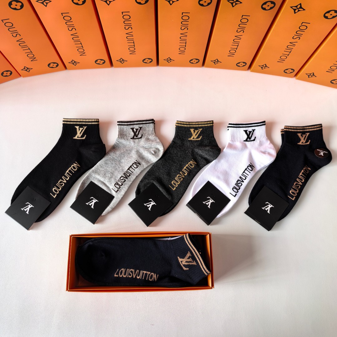  💛配包装
LV（路易威登）新款经典中短款堆堆袜袜子！一盒五双， 专柜同步筒款袜子，💛大牌出街，潮人必备