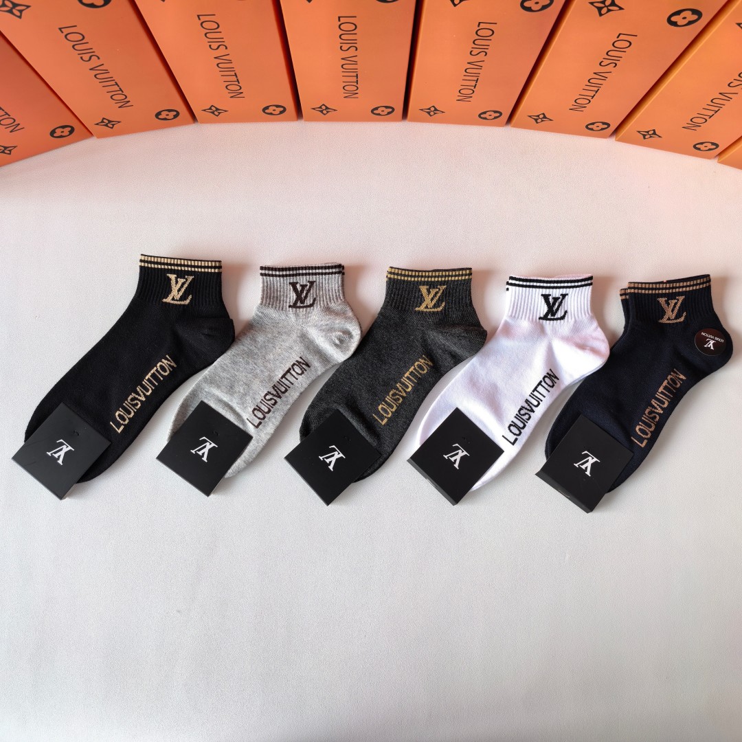  💛配包装
LV（路易威登）新款经典中短款堆堆袜袜子！一盒五双， 专柜同步筒款袜子，💛大牌出街，潮人必备