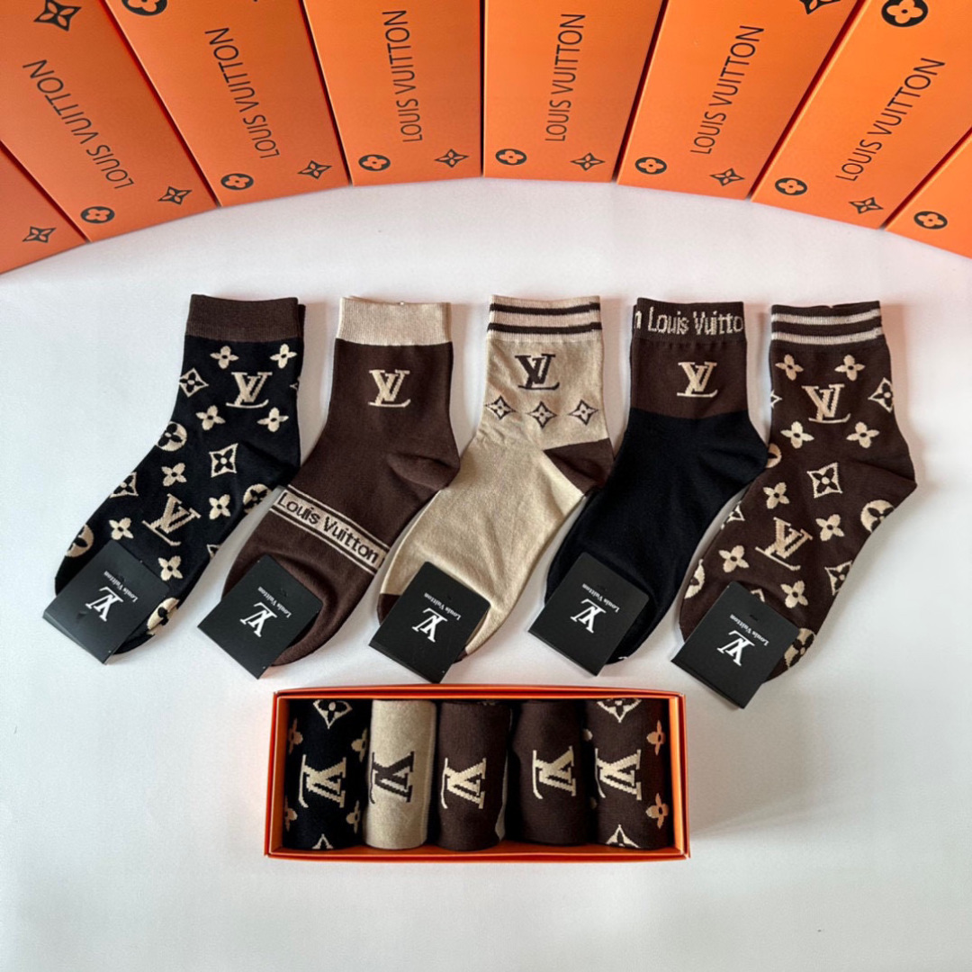  💛配包装
LV（路易威登）新款经典中长款堆堆袜袜子！一盒五双， 专柜同步筒袜袜子，💛大牌出街，潮人必备