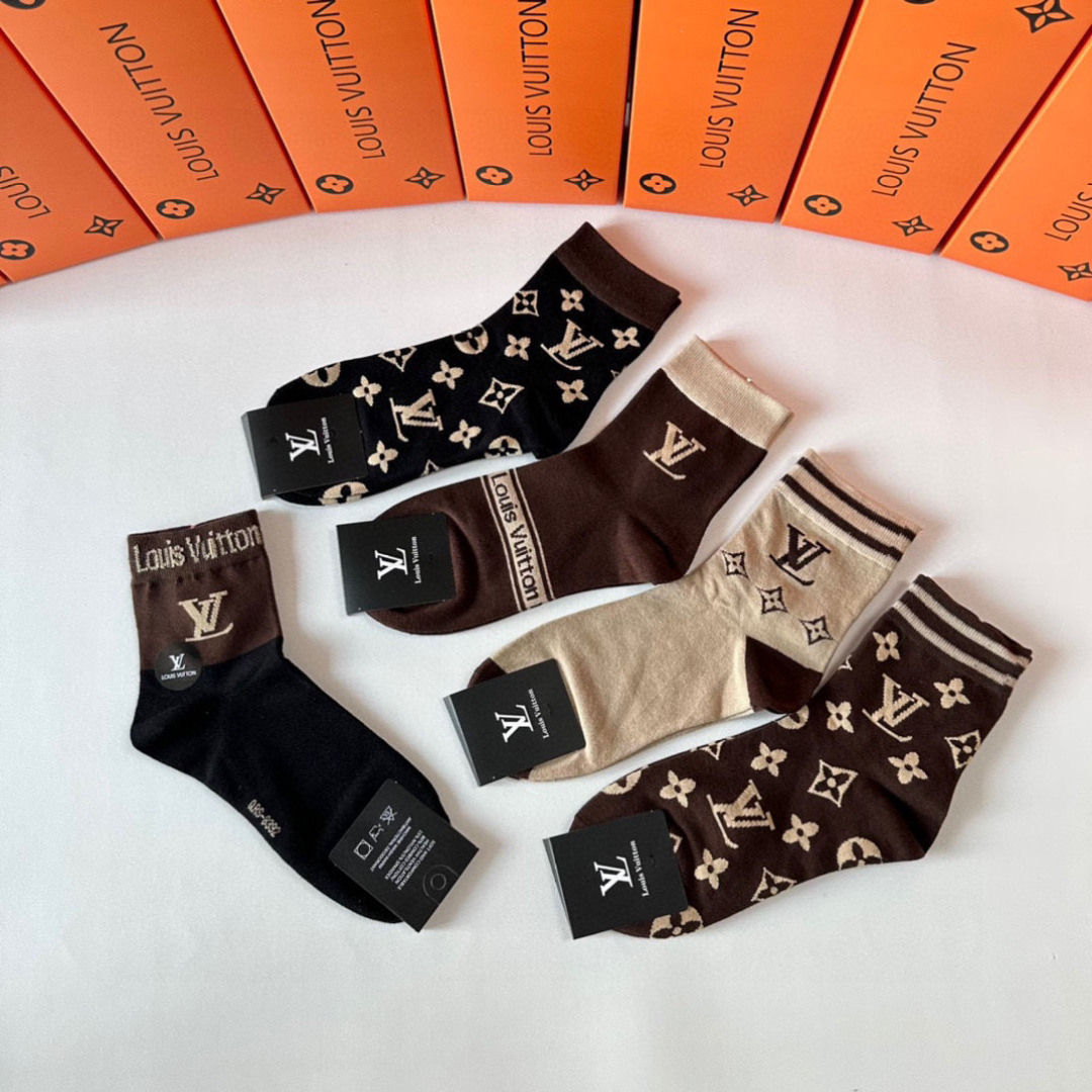  💛配包装
LV（路易威登）新款经典中长款堆堆袜袜子！一盒五双， 专柜同步筒袜袜子，💛大牌出街，潮人必备