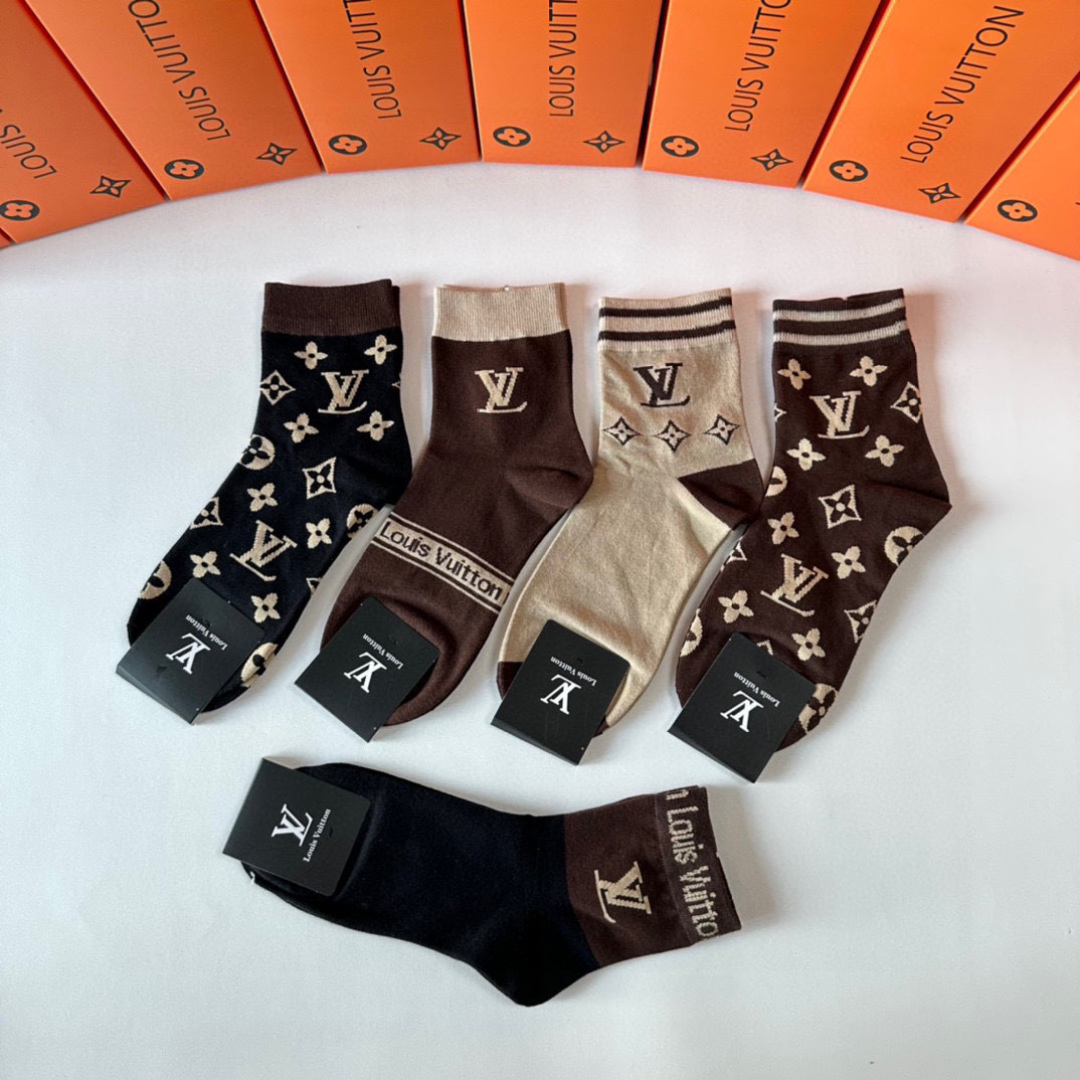  💛配包装
LV（路易威登）新款经典中长款堆堆袜袜子！一盒五双， 专柜同步筒袜袜子，💛大牌出街，潮人必备