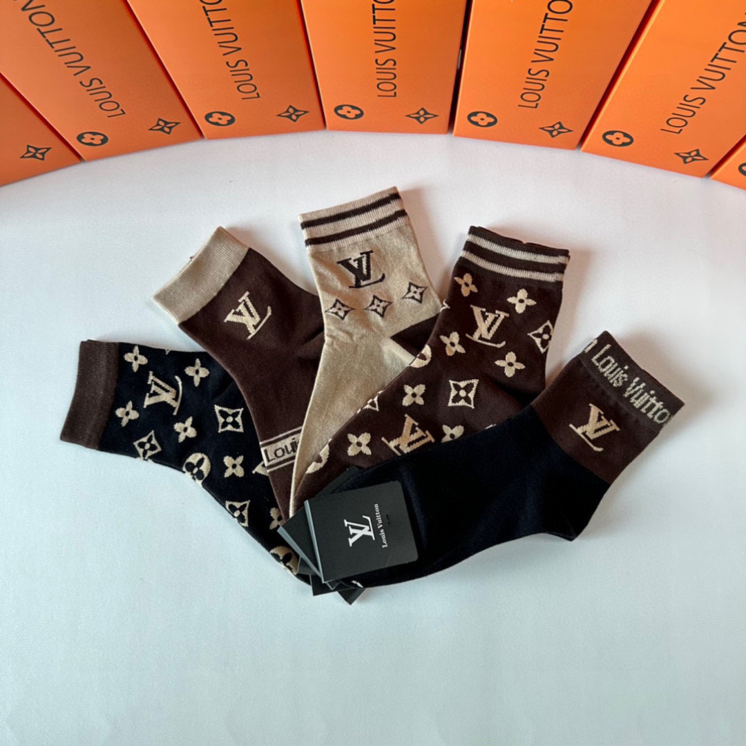  💛配包装
LV（路易威登）新款经典中长款堆堆袜袜子！一盒五双， 专柜同步筒袜袜子，💛大牌出街，潮人必备