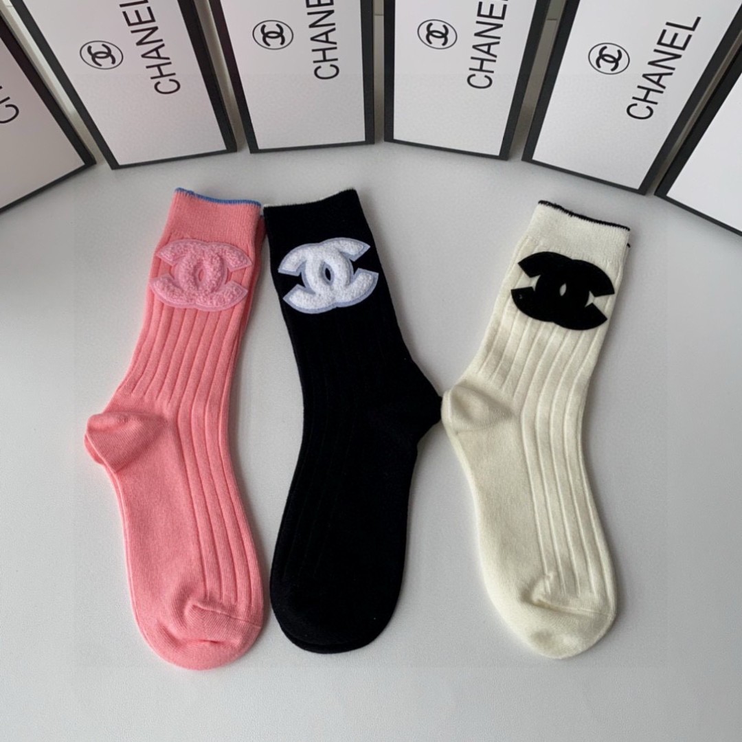 💛配包装
Chanel（香奈儿）新款经典中长款饰品袜堆堆袜袜子！一盒三双， 专柜同步筒款袜子，💛大牌出街
