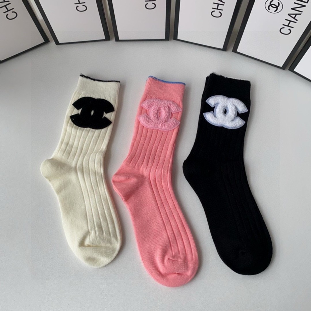 💛配包装
Chanel（香奈儿）新款经典中长款饰品袜堆堆袜袜子！一盒三双， 专柜同步筒款袜子，💛大牌出街