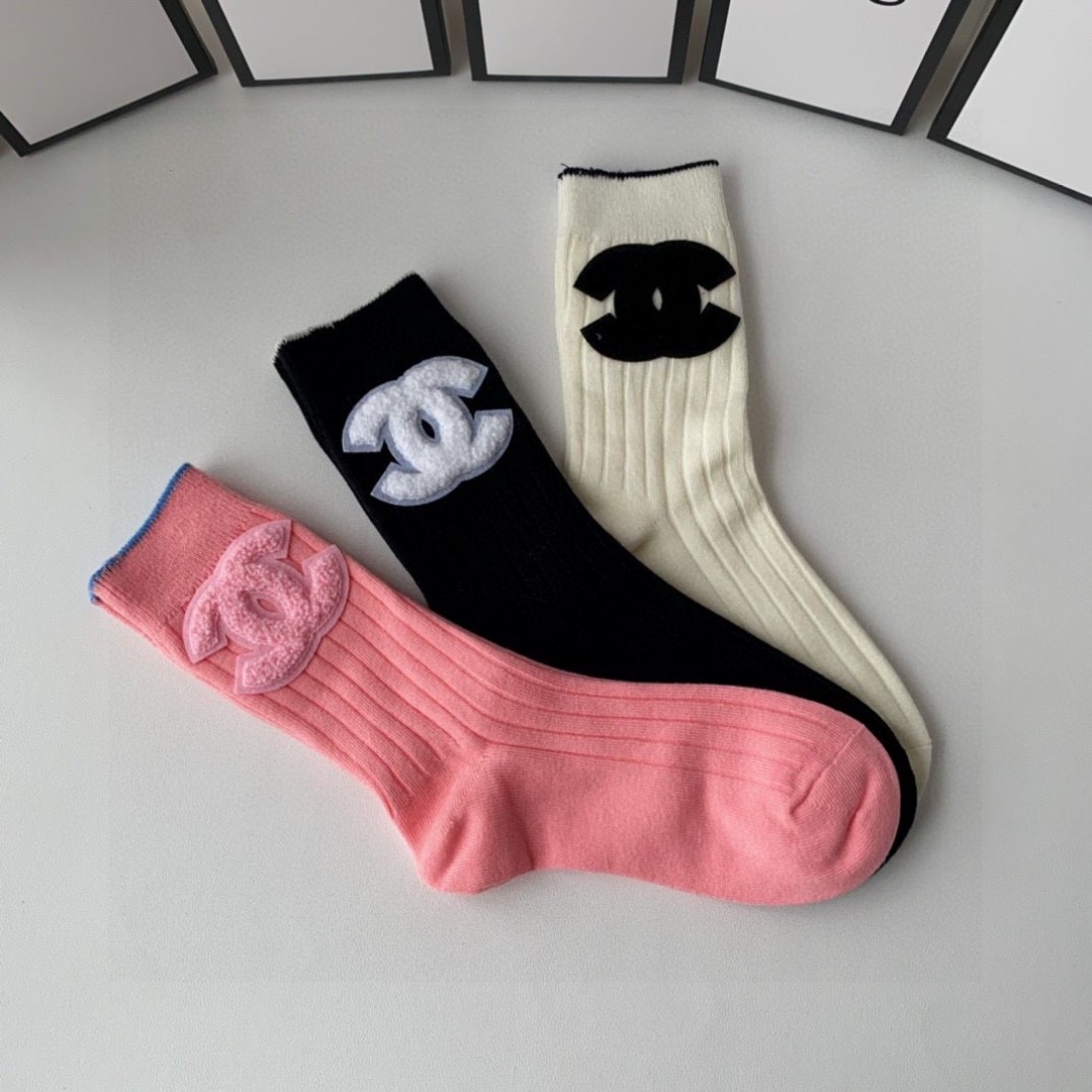 💛配包装
Chanel（香奈儿）新款经典中长款饰品袜堆堆袜袜子！一盒三双， 专柜同步筒款袜子，💛大牌出街