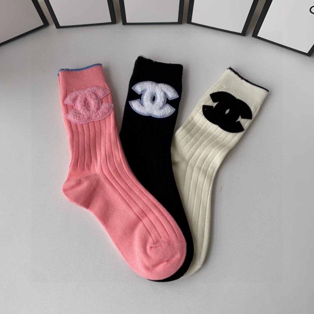 💛配包装
Chanel（香奈儿）新款经典中长款饰品袜堆堆袜袜子！一盒三双， 专柜同步筒款袜子，💛大牌出街