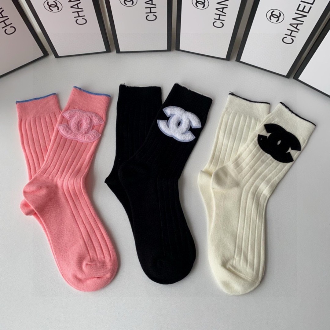 💛配包装
Chanel（香奈儿）新款经典中长款饰品袜堆堆袜袜子！一盒三双， 专柜同步筒款袜子，💛大牌出街