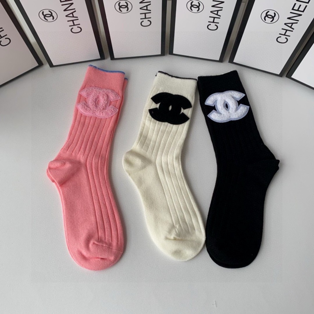 💛配包装
Chanel（香奈儿）新款经典中长款饰品袜堆堆袜袜子！一盒三双， 专柜同步筒款袜子，💛大牌出街