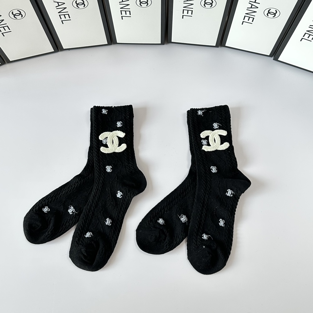 💛配包装
Chanel（香奈儿）网红爆款#新款羊绒袜中长款堆堆袜袜子🧦！一盒两双，专柜同步筒袜袜子，💛大