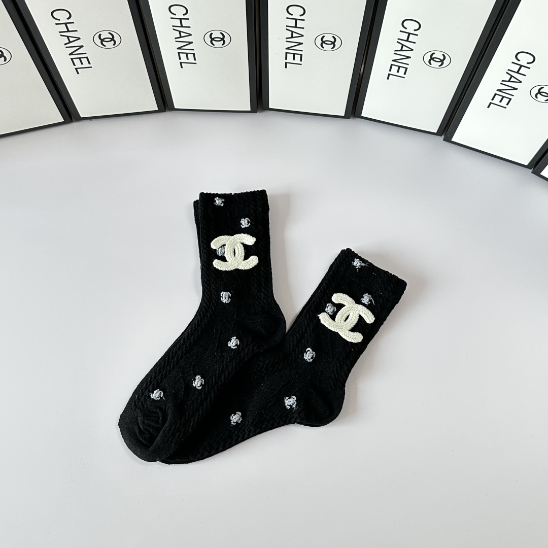 💛配包装
Chanel（香奈儿）网红爆款#新款羊绒袜中长款堆堆袜袜子🧦！一盒两双，专柜同步筒袜袜子，💛大
