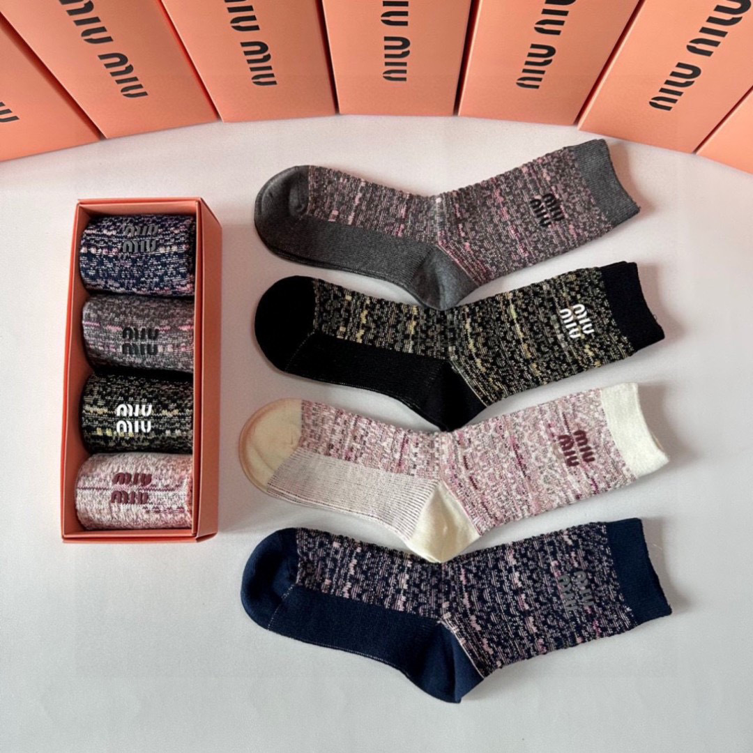  💛配专柜包装
MiuMiu（缪缪）新款双针饰品袜中长款堆堆袜袜子！一盒四双，专柜同步筒袜袜子，大牌出街