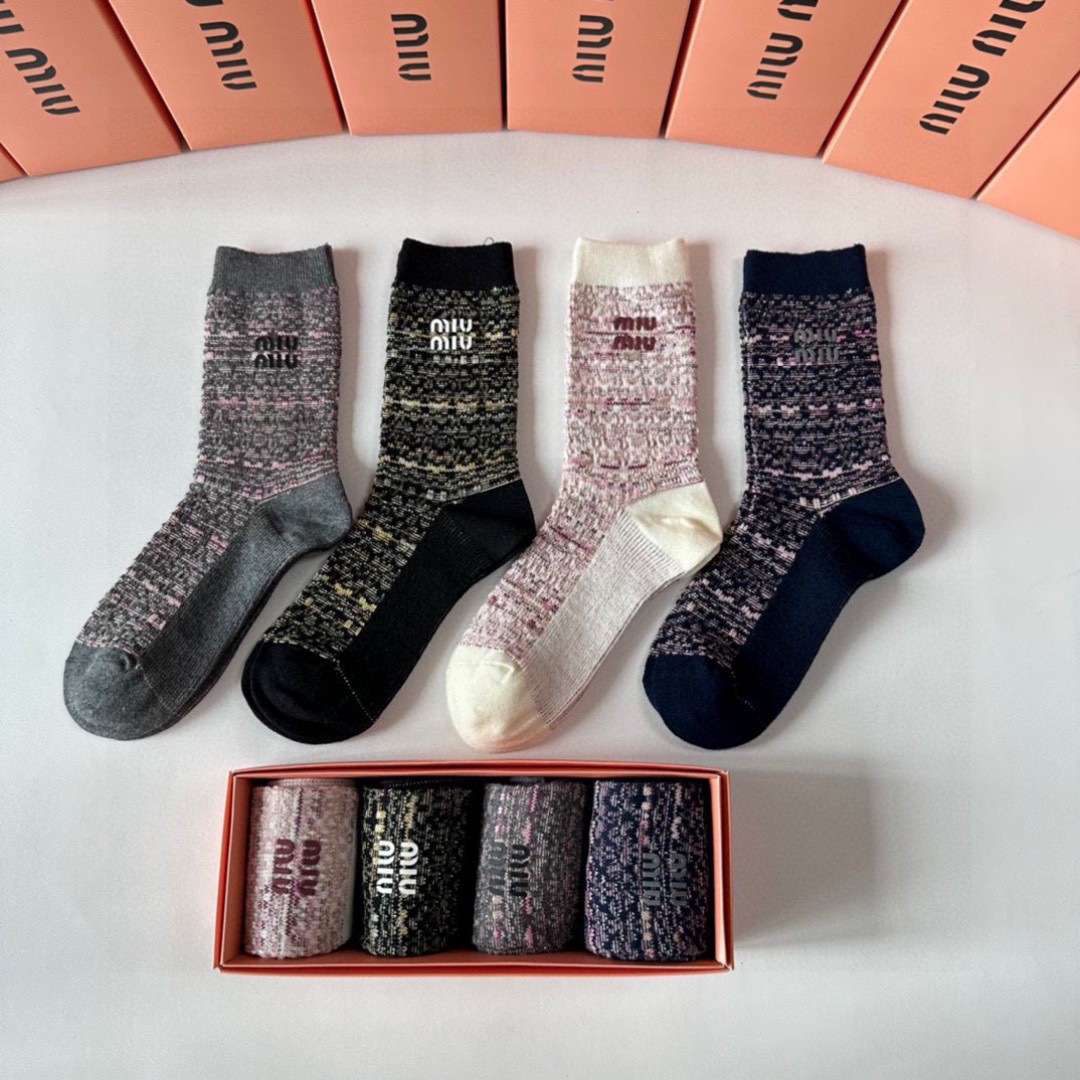 💛配专柜包装
MiuMiu（缪缪）新款双针饰品袜中长款堆堆袜袜子！一盒四双，专柜同步筒袜袜子，大牌出街