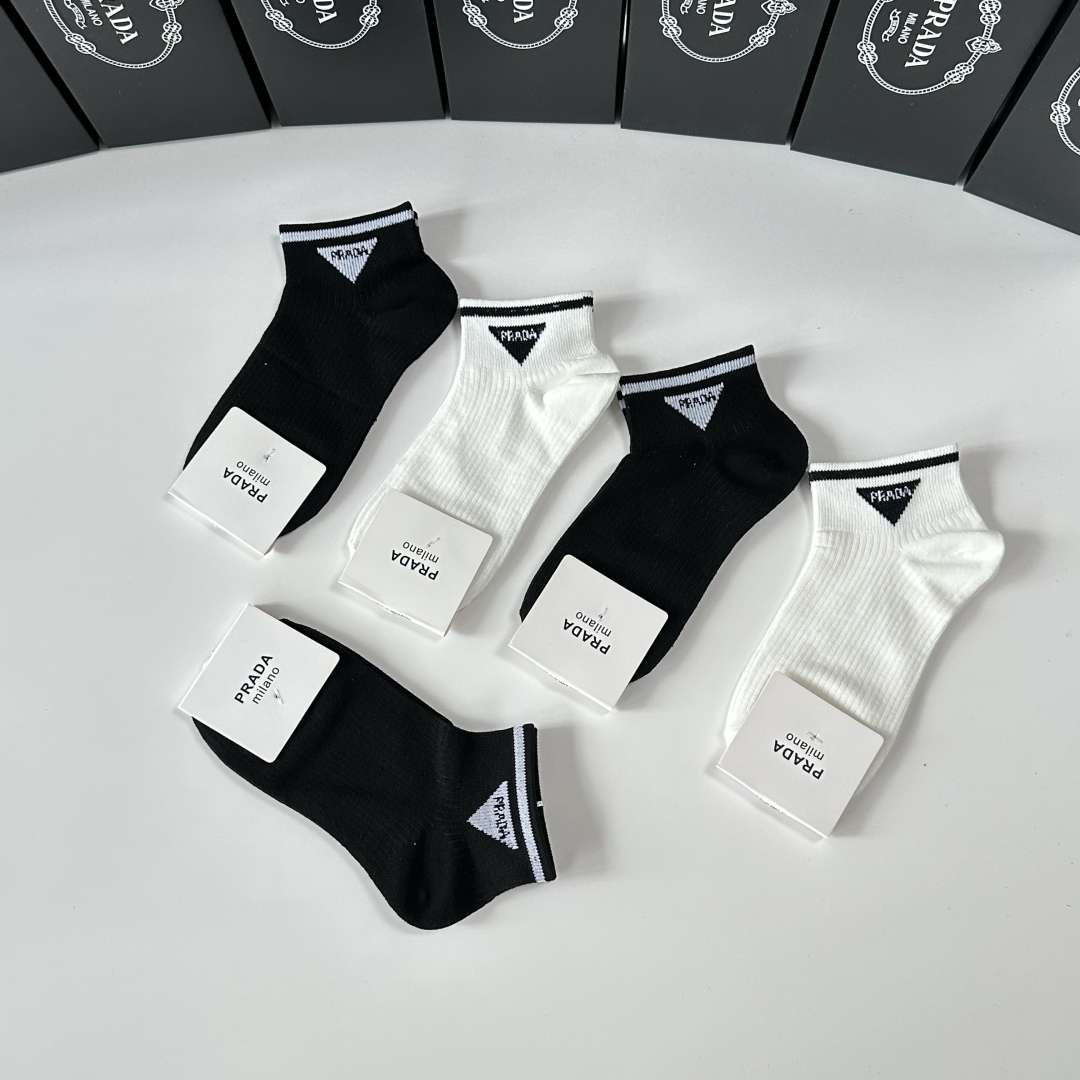  💛配专柜包装
Prada（普拉达）新款中短筒袜堆堆袜袜子！一盒五双，专柜同步筒袜袜子，💛大牌出街，潮人