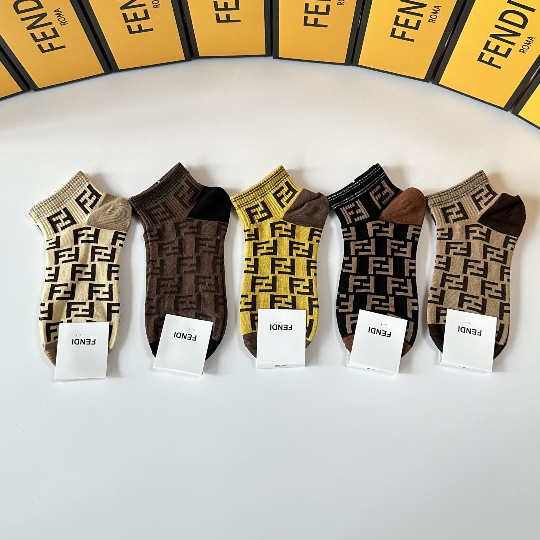  💛配专柜包装
Fendi（芬迪）新款中短筒袜堆堆袜袜子！一盒五双，专柜同步筒袜袜子，💛大牌出街，潮人必