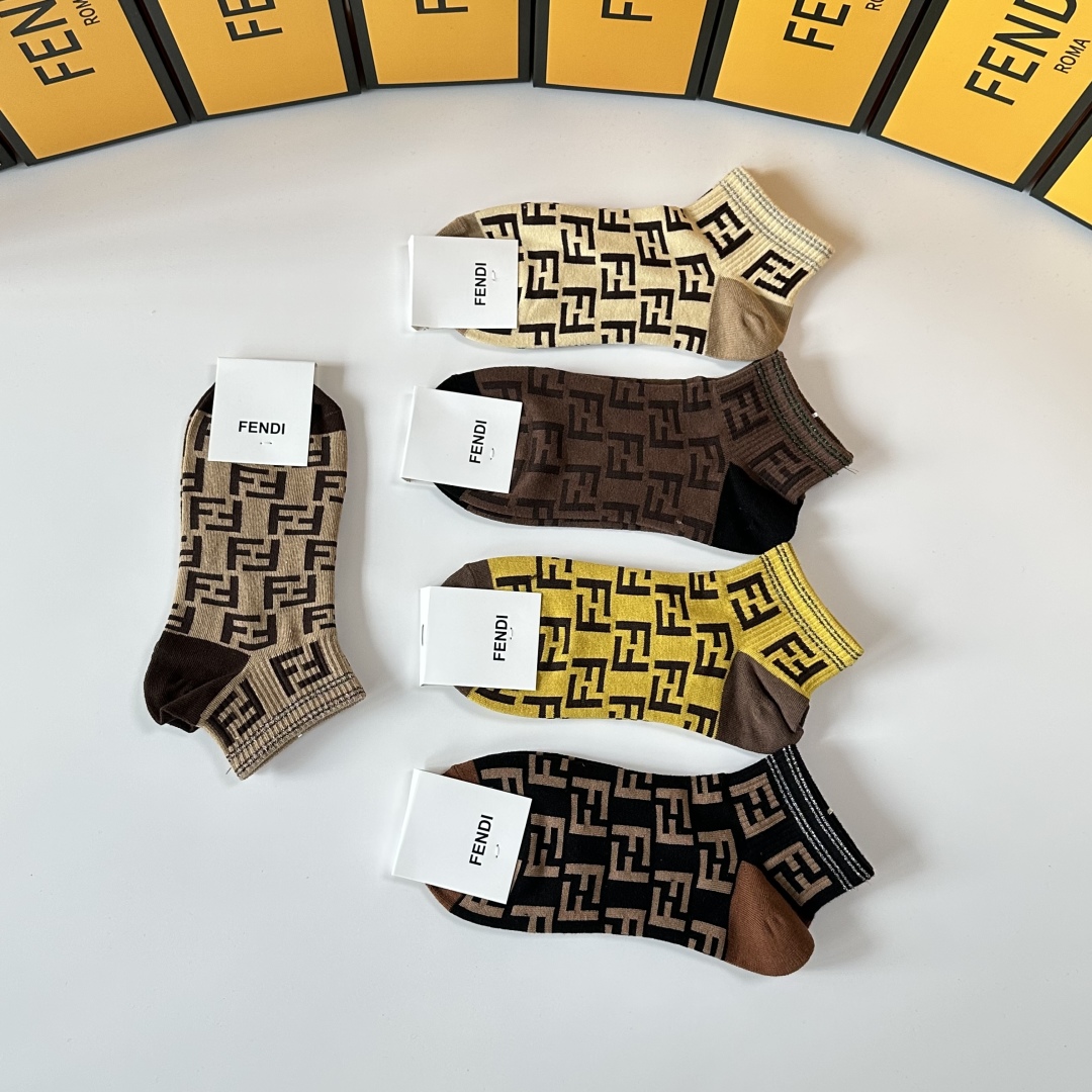  💛配专柜包装
Fendi（芬迪）新款中短筒袜堆堆袜袜子！一盒五双，专柜同步筒袜袜子，💛大牌出街，潮人必