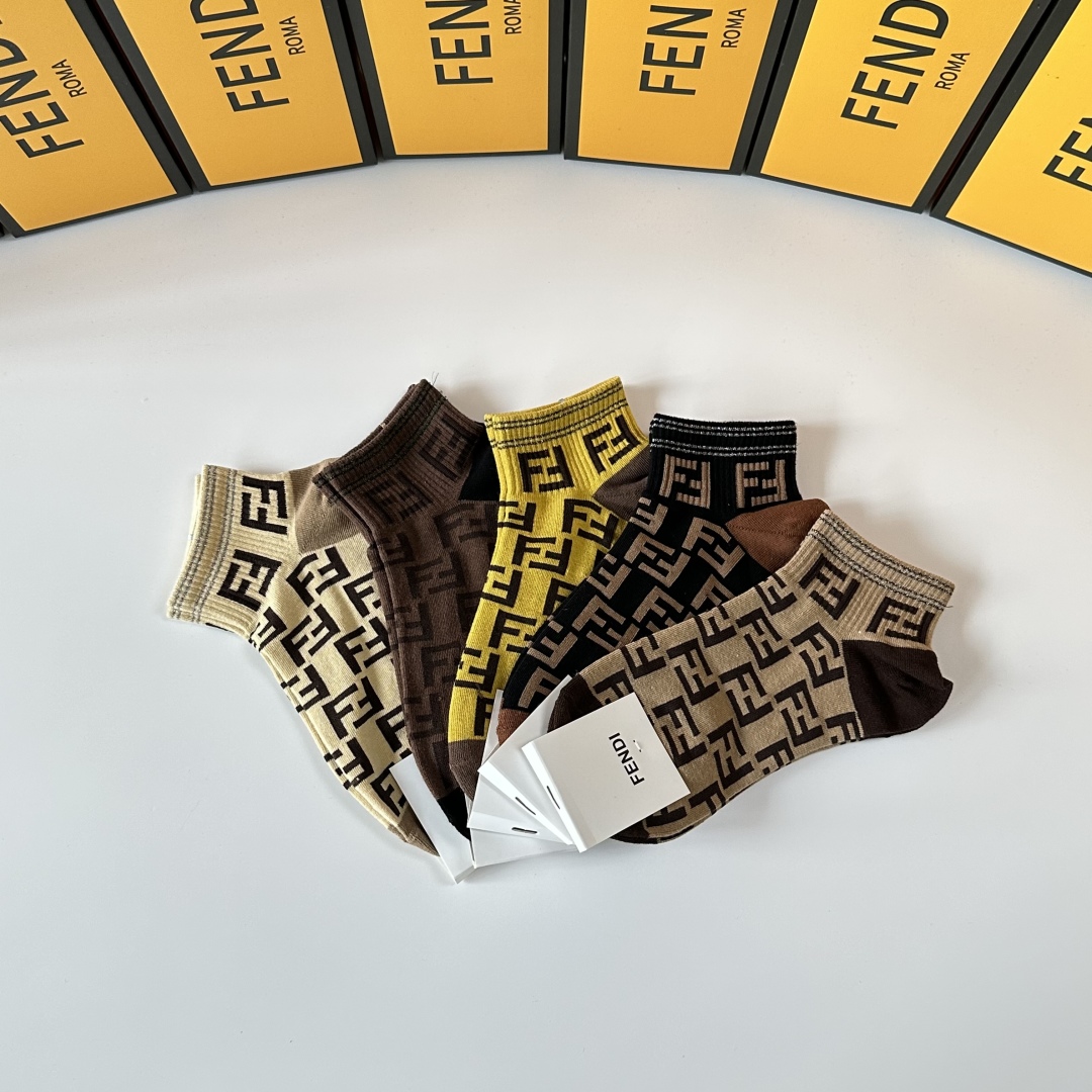  💛配专柜包装
Fendi（芬迪）新款中短筒袜堆堆袜袜子！一盒五双，专柜同步筒袜袜子，💛大牌出街，潮人必