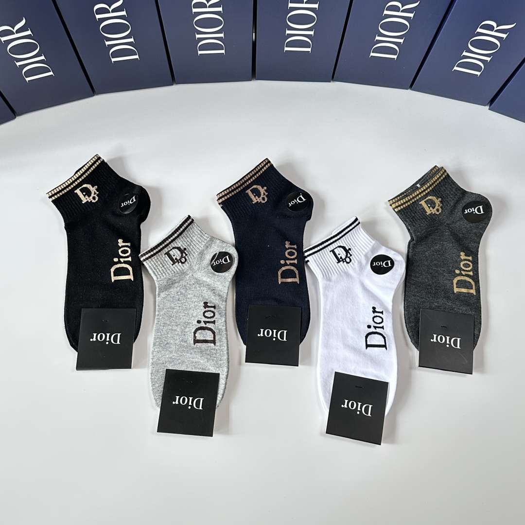  💛配专柜包装
Dior（迪奥）新款中短筒袜堆堆袜袜子！一盒五双，专柜同步筒袜袜子，💛大牌出街，潮人必备