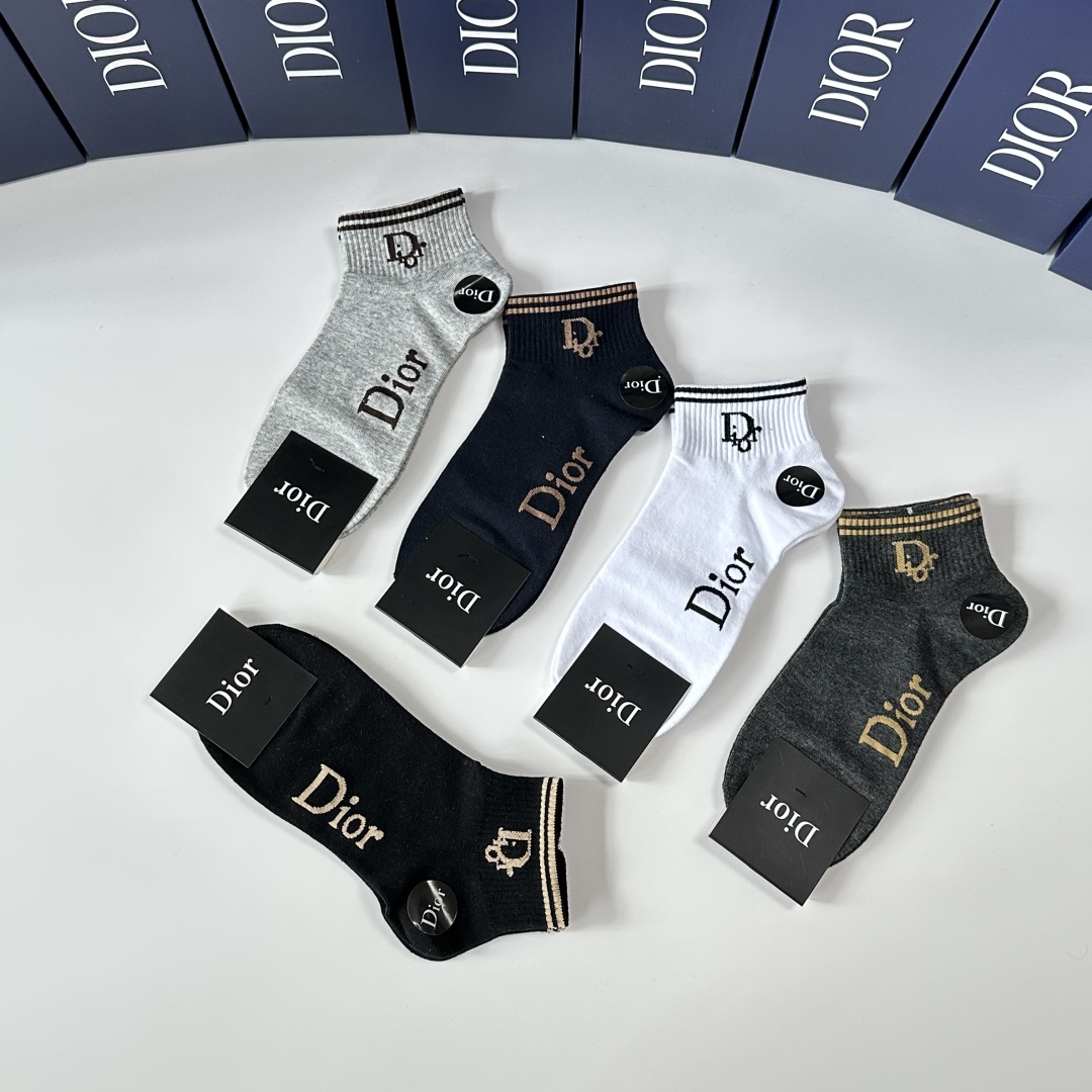  💛配专柜包装
Dior（迪奥）新款中短筒袜堆堆袜袜子！一盒五双，专柜同步筒袜袜子，💛大牌出街，潮人必备