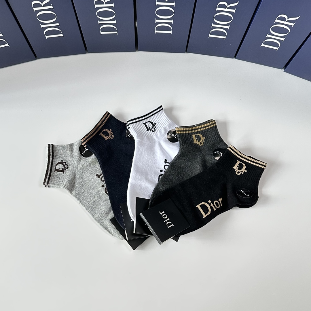  💛配专柜包装
Dior（迪奥）新款中短筒袜堆堆袜袜子！一盒五双，专柜同步筒袜袜子，💛大牌出街，潮人必备