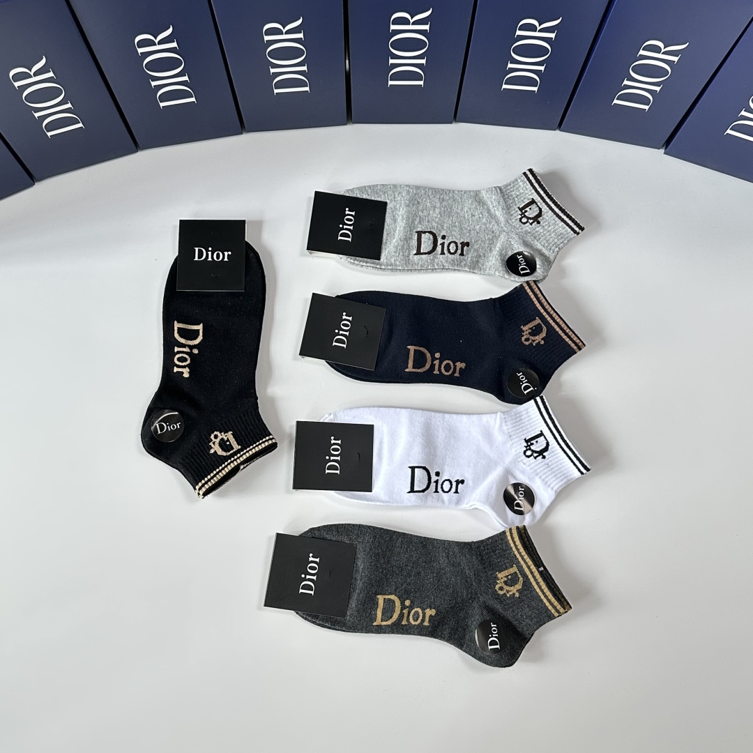  💛配专柜包装
Dior（迪奥）新款中短筒袜堆堆袜袜子！一盒五双，专柜同步筒袜袜子，💛大牌出街，潮人必备