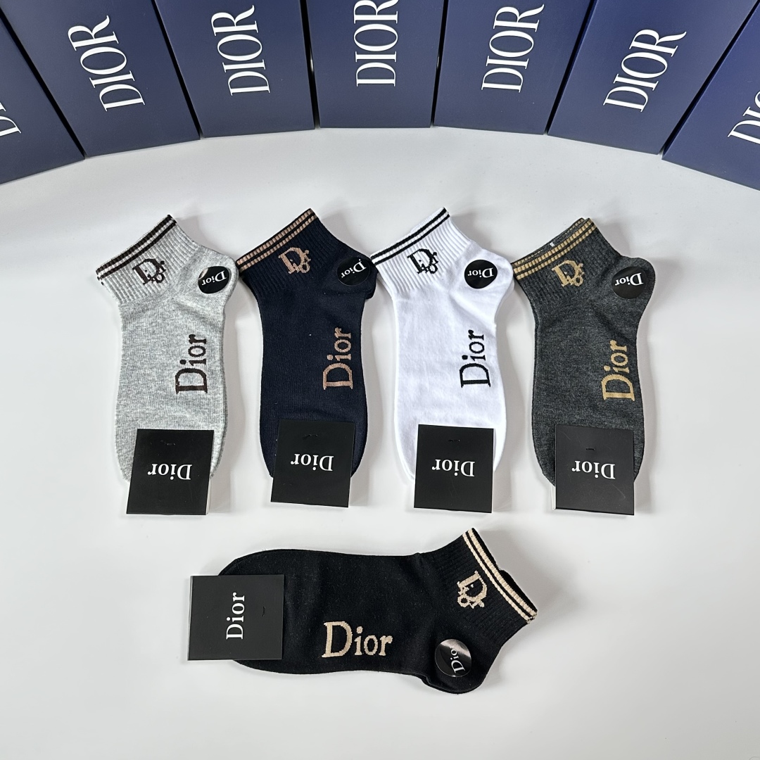  💛配专柜包装
Dior（迪奥）新款中短筒袜堆堆袜袜子！一盒五双，专柜同步筒袜袜子，💛大牌出街，潮人必备