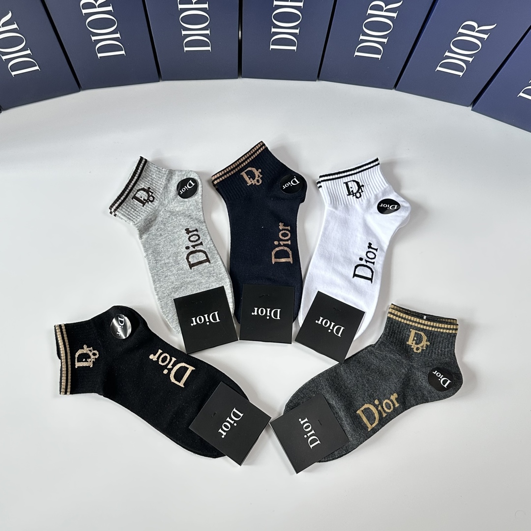  💛配专柜包装
Dior（迪奥）新款中短筒袜堆堆袜袜子！一盒五双，专柜同步筒袜袜子，💛大牌出街，潮人必备