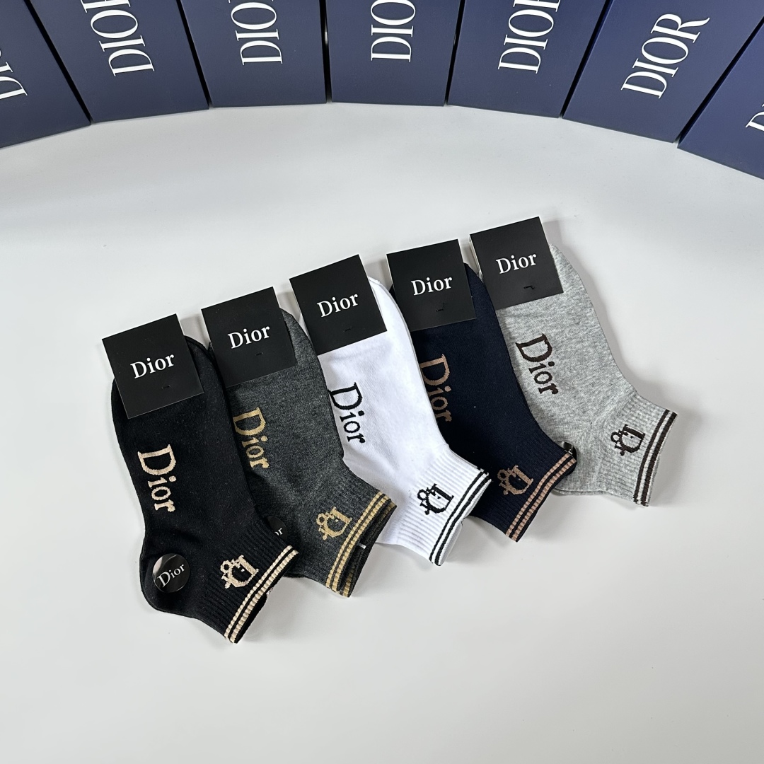 💛配专柜包装
Dior（迪奥）新款中短筒袜堆堆袜袜子！一盒五双，专柜同步筒袜袜子，💛大牌出街，潮人必备