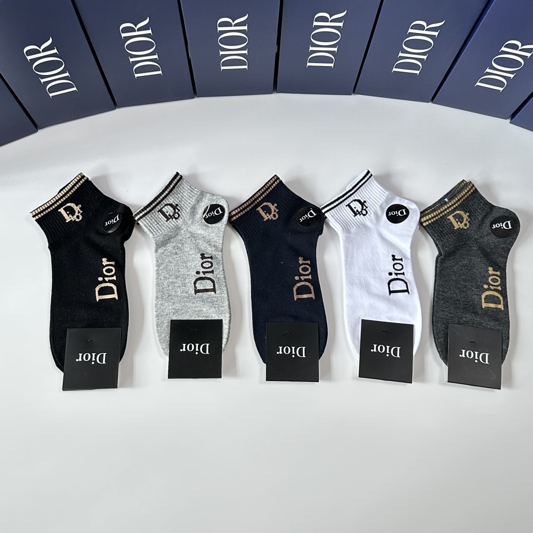 💛配专柜包装
Dior（迪奥）新款中短筒袜堆堆袜袜子！一盒五双，专柜同步筒袜袜子，💛大牌出街，潮人必备
