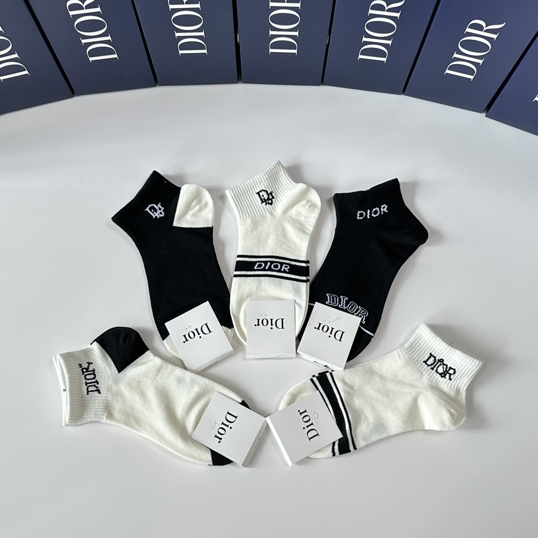  💛配专柜包装
Dior（迪奥）新款中短筒袜堆堆袜袜子！一盒五双，专柜同步筒袜袜子，💛大牌出街，潮人必备