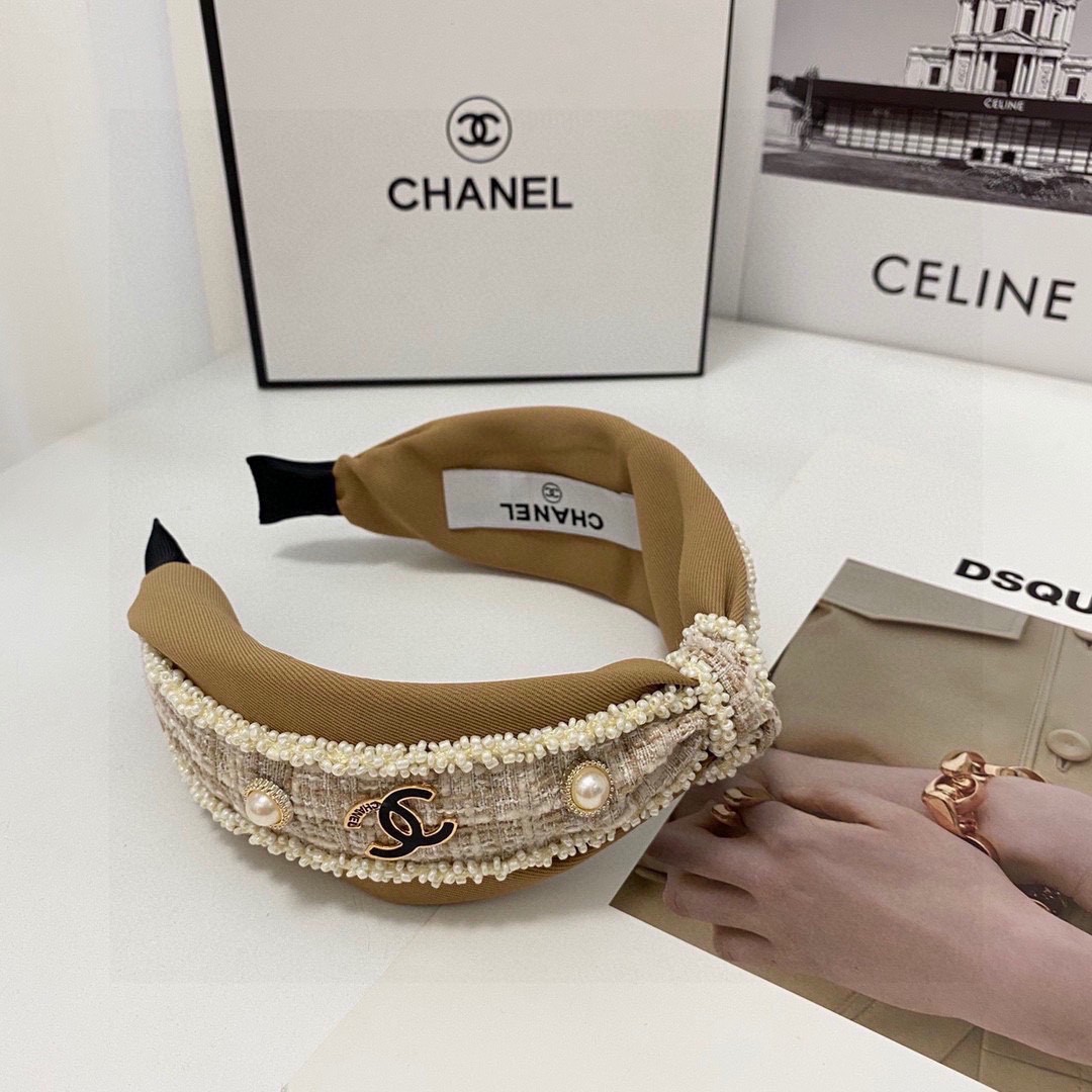  配专柜包装 
CHANEL（香奈儿）爆款珐琅发箍
减龄少女百搭不过时
超好看的珍珠发箍
各大网红争先戴