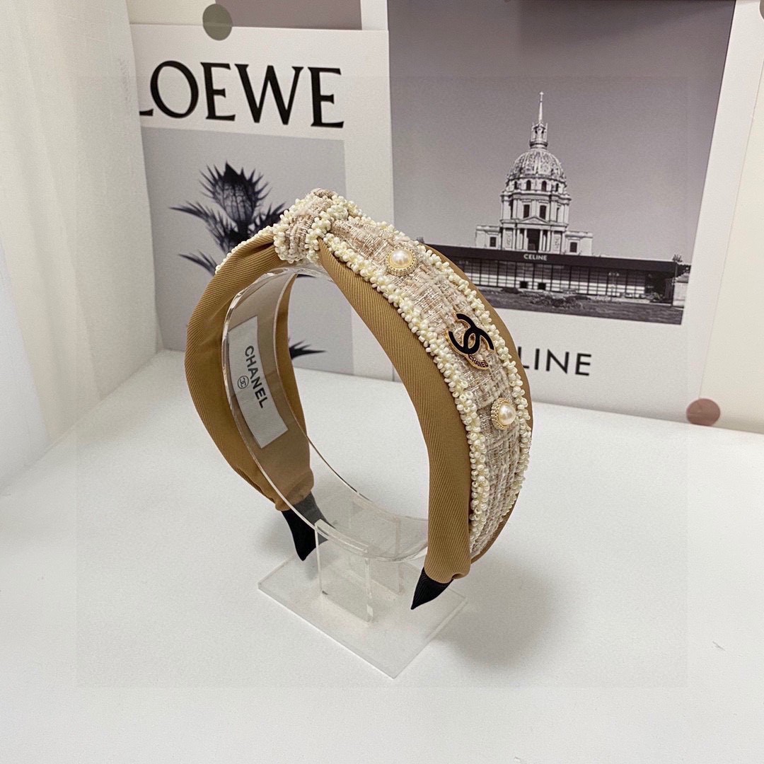  配专柜包装 
CHANEL（香奈儿）爆款珐琅发箍
减龄少女百搭不过时
超好看的珍珠发箍
各大网红争先戴