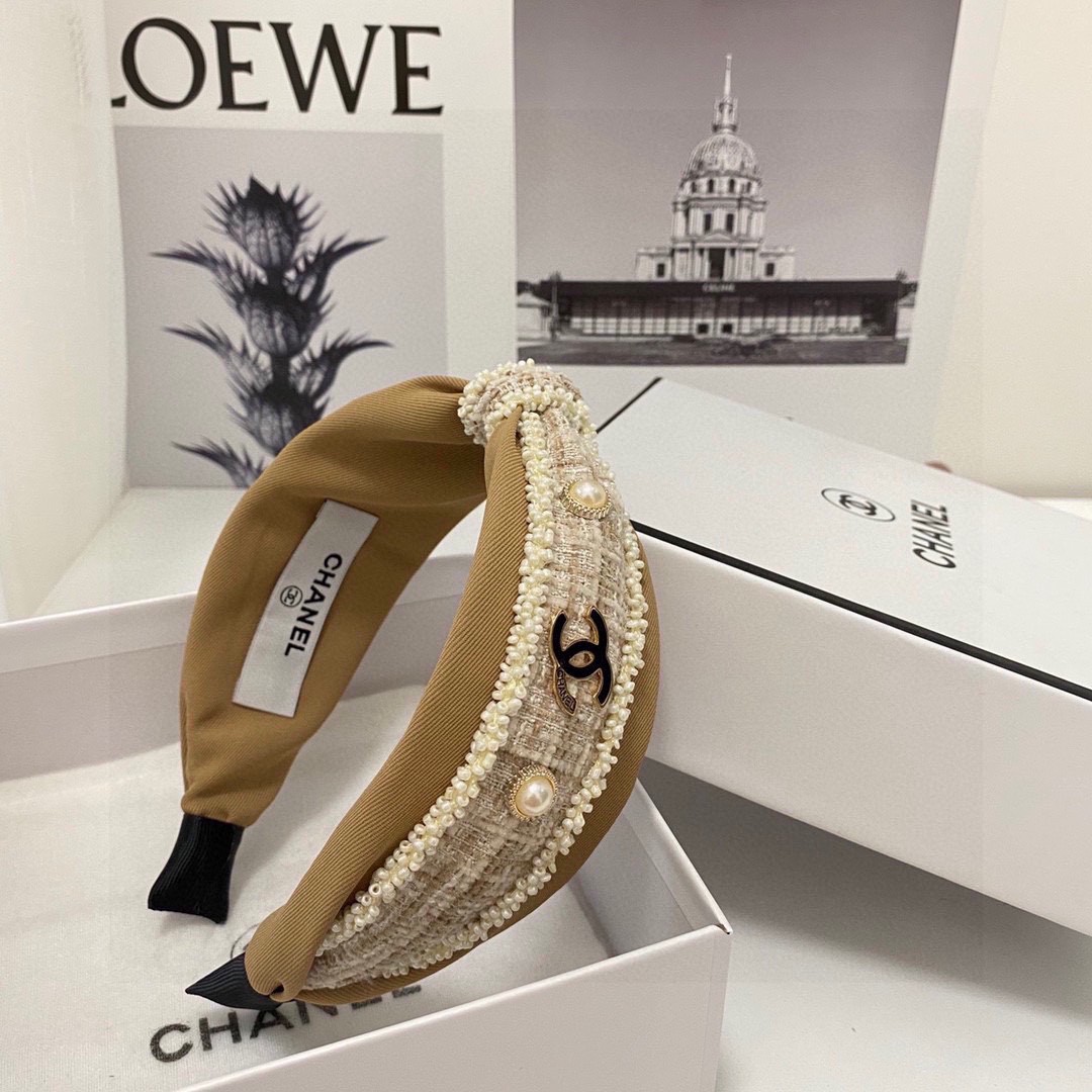  配专柜包装 
CHANEL（香奈儿）爆款珐琅发箍
减龄少女百搭不过时
超好看的珍珠发箍
各大网红争先戴